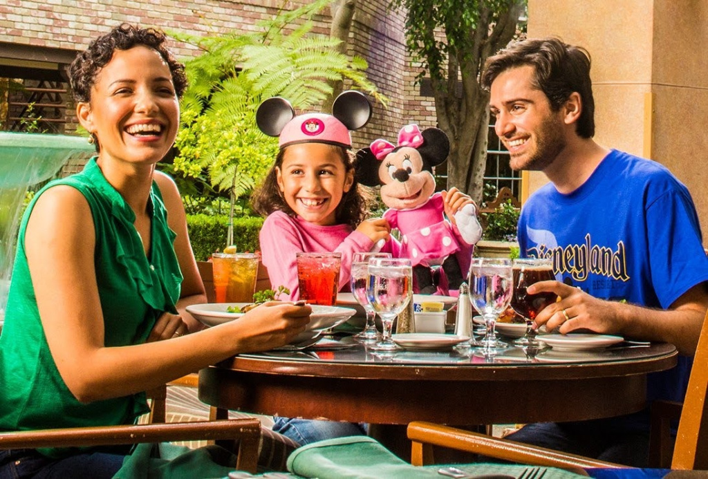 family dining at Anaheim Majestic Garden Hotel