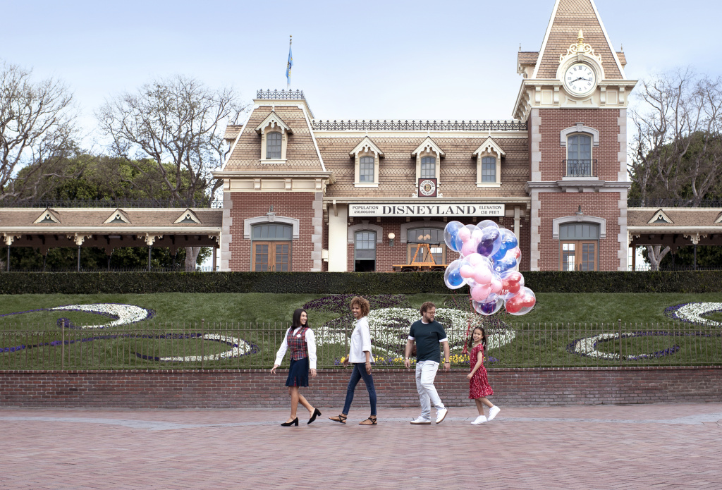 When to Book Popular Disneyland® Resort Dates