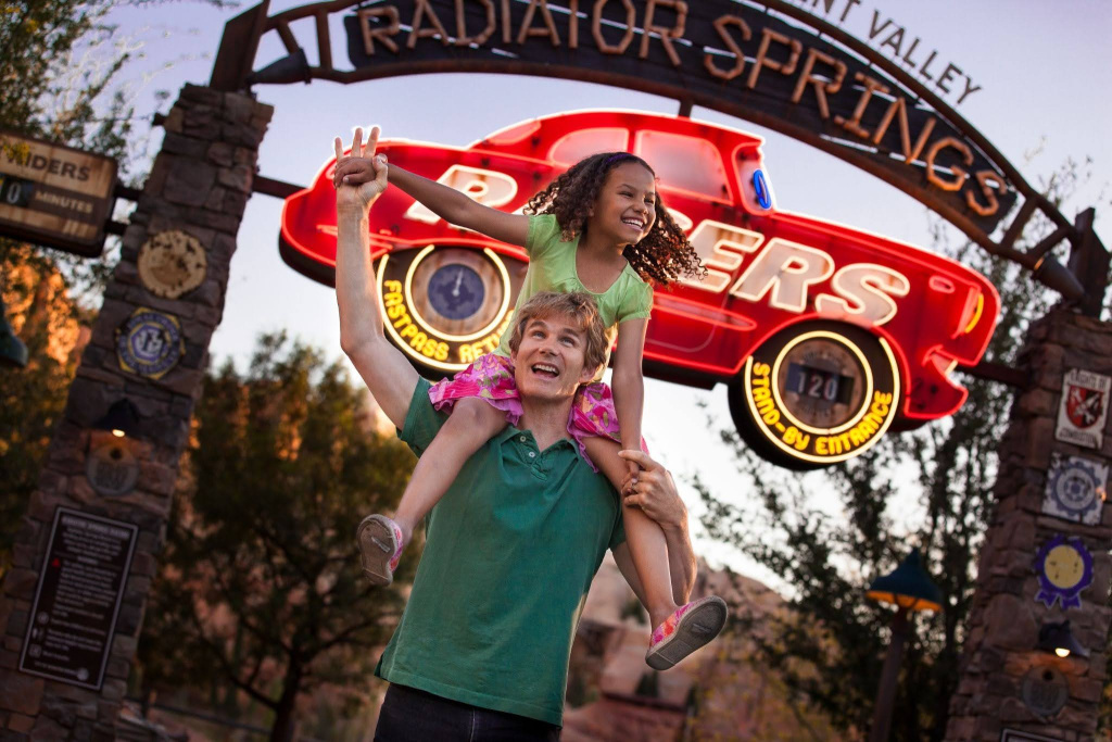 A First-Timer’s Guide to Disneyland® Resort Terms: Rope Drop, Park Hopper, the Hub & More